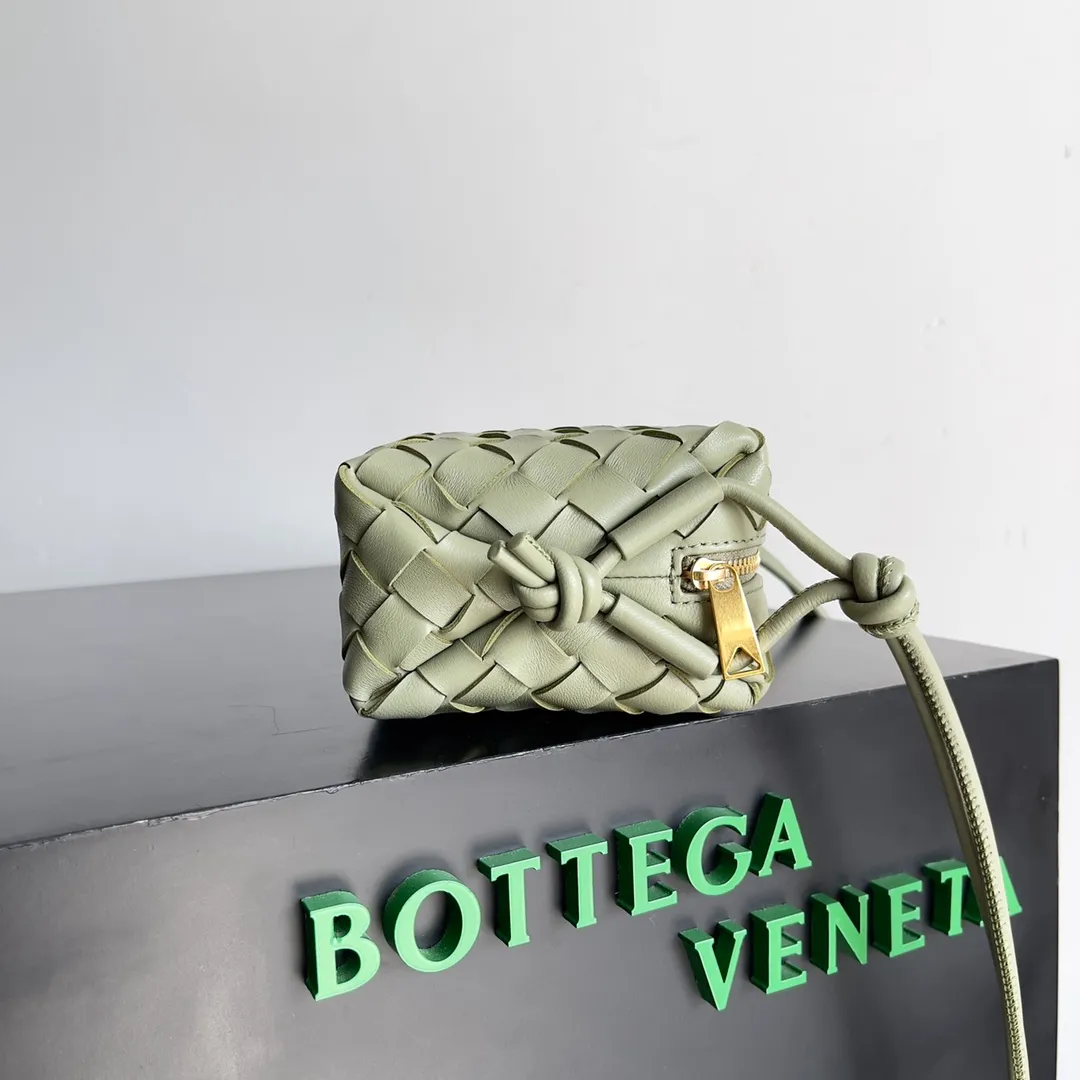 Batch 1560 New version and new color (third generation) 𝗕𝗼𝘁𝘁𝗲𝗴𝗮 𝗩𝗲𝗻𝗲𝘁𝗮———— The latest version of the loop camera bag💥 at the BV King of Cost-Effectiveness counter, large woven texture➕As always, ultra-high-quality lambskin, with zippers and adjustable drawstrings, it is especially suitable for the belly💫It can fit anything, and it is very light in weight. It is suitable for girls of all ages. Size: 17*10*6cm Style number: 723547